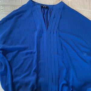 Willi Smith Royal blue chiffon 3/4 sleeve V-neck center pleated Blouse